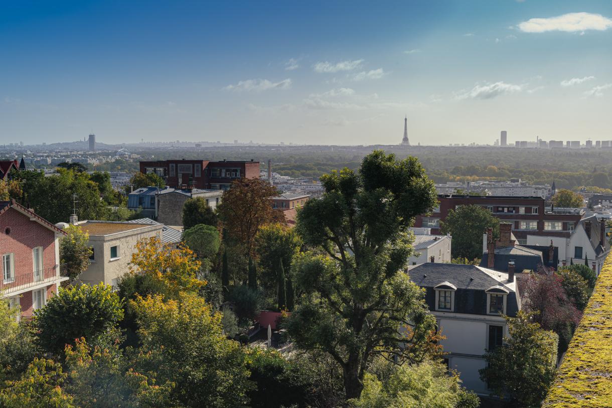 Tour Eiffel à l'horizon vue des toits sur les hauteurs de Suresnes à Paris